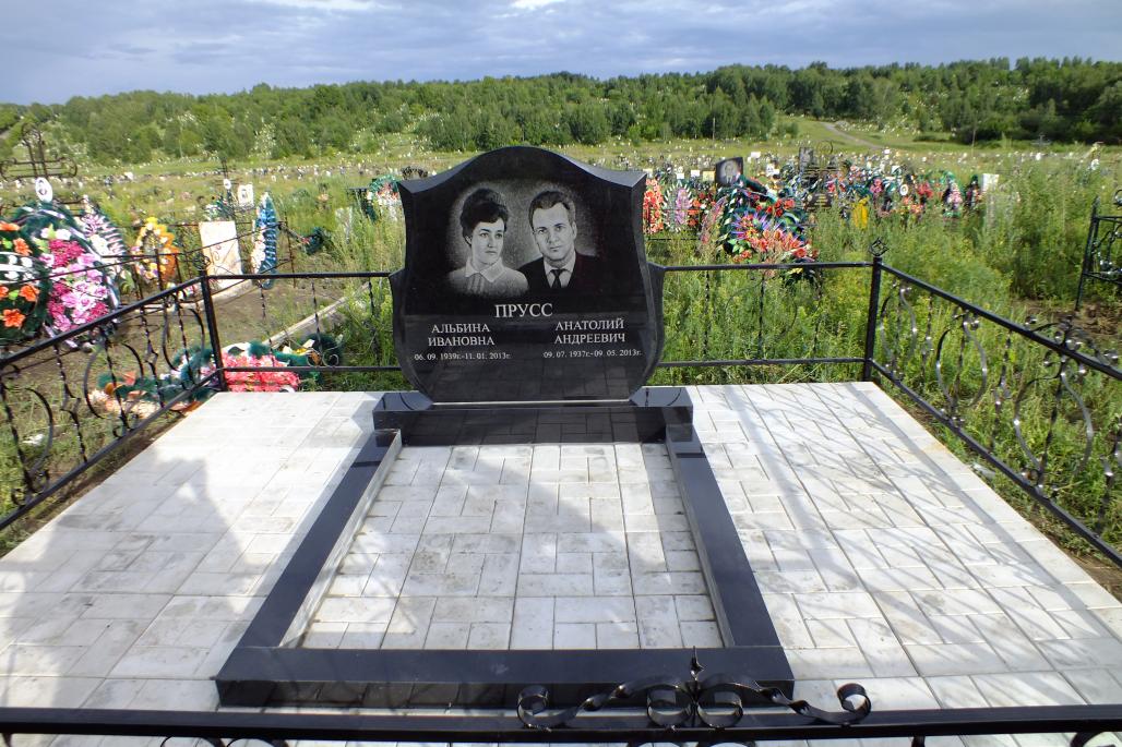Памятники с двумя фотографиями одного человека